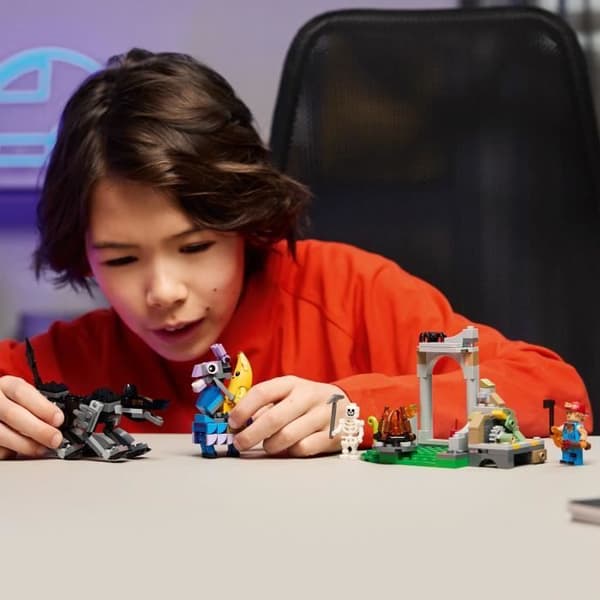 LEGO Fortnite 77075 Bananlägret och Mekano - Byggset för pojkar 7 år