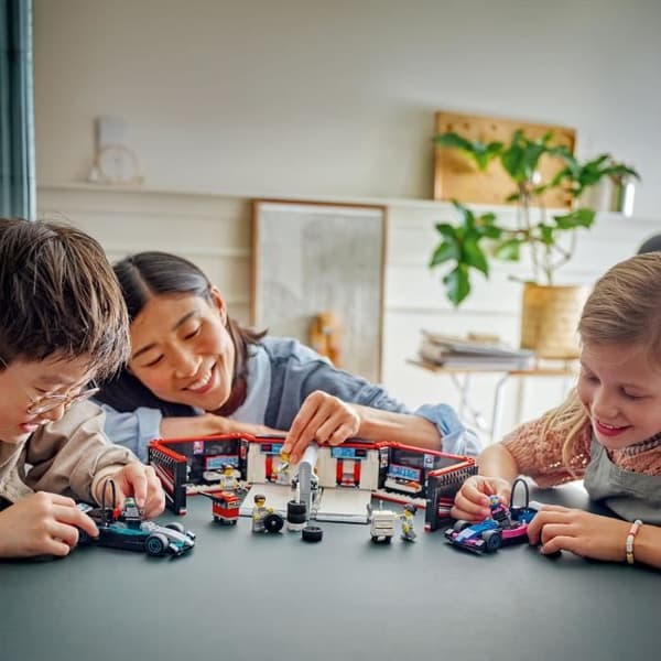 LEGO City 60444 F1 garage och Mercedes-AMG och alpina bilar Spel för pojkar från 7 år och uppåt