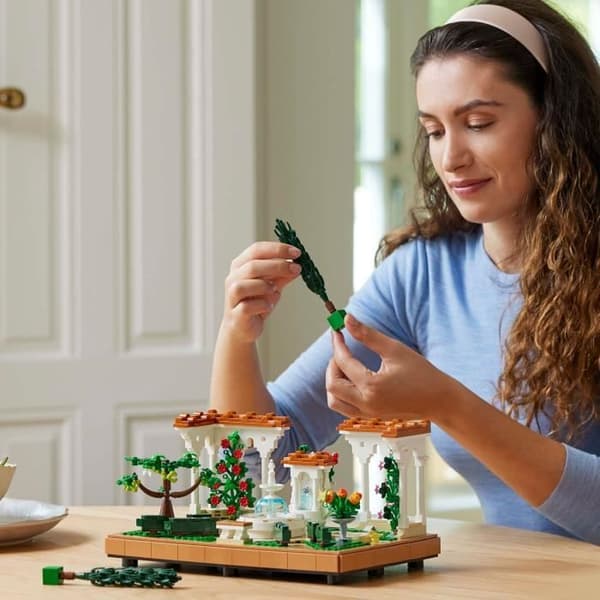 LEGO Icons 10359 Andalusisk Have Gave til voksne, der elsker havearbejde og rejser