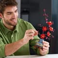Miniatyrbillede 5 af 6: LEGO Icons 10369 Blommeblomst - Indendørs blomsterdekoration, sæt til voksne