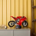 Miniatyrbild 3 av 6: LEGO Technic 42202 Ducati Panigale V4 S Motorcykel - Motorcykel att bygga för vuxna