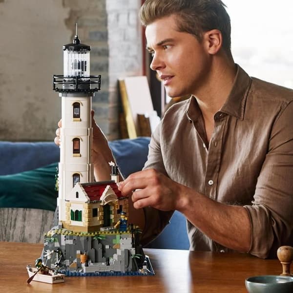 LEGO 21335 Ideas Motoriseret Fyrtårn, Eksklusivt hos Cdiscount, Gaveidé, Boligindretning, med Sømandsminifigurer, Aktivitet