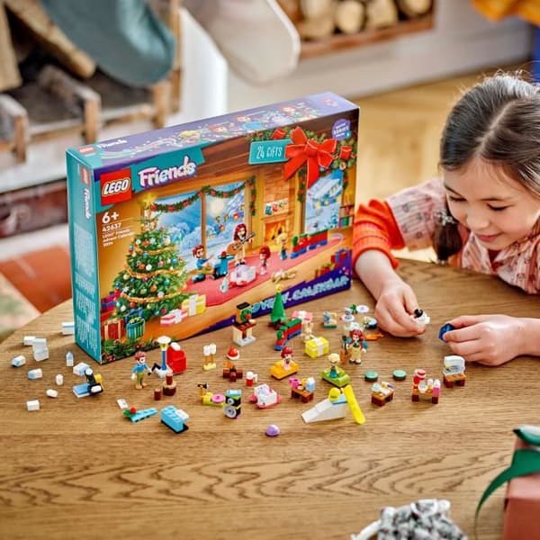 LEGO Friends 42637 Adventskalender 2024 Gaver før jul Indeholder 5 figurer