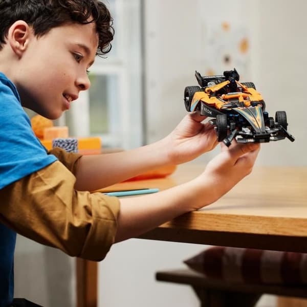 LEGO Technic 42169 NEOM McLaren Formula E -kilpa-auto, autolelu, luova leikkilahja