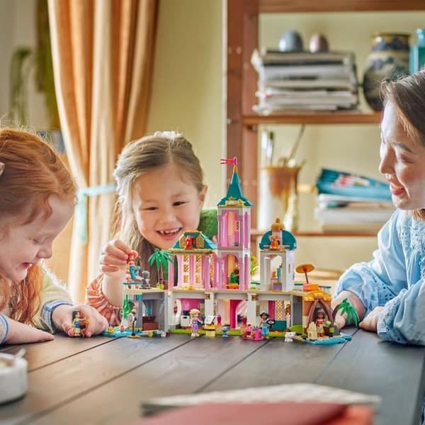 LEGO | Disney 43267 Prinsessslott och kungliga husdjur - Spel för flickor från 6 år