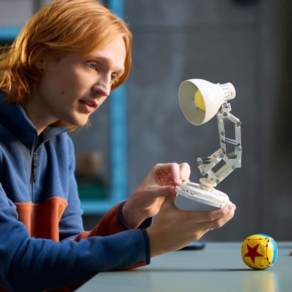LEGO Ideas 21357 Disney Pixar Luxo Jr. - Samling Konstruktionsset för Vuxna - Dekor