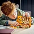 Miniatyrbild 6 av 6: LEGO® Harry Potter 76412 Hufflepuff House Crest - Leksak med minifigurer och Hogwarts slottsdekor