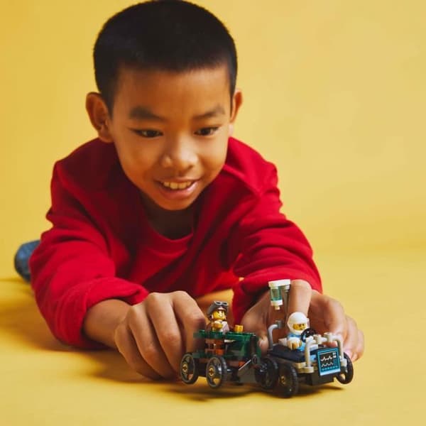 LEGO City 60459 Paket med racerbilar: flygplan kontra sjukhussäng - Leksak från 5 år
