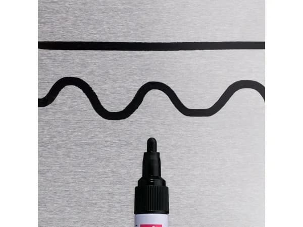Sakura Paint marker medium Black