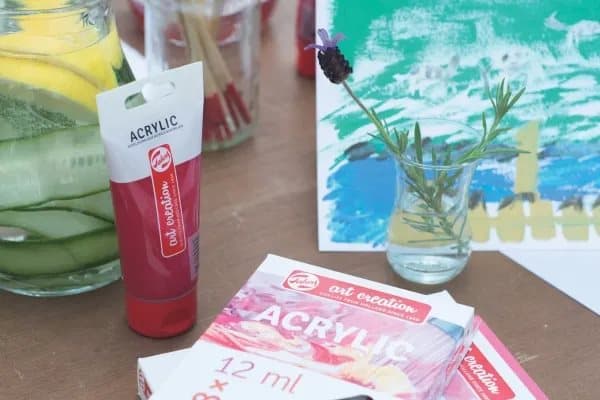 Akryylivärit, maalausteline ja tarvikkeet 12x12 ml:n kokoinen taidetarvikelaite