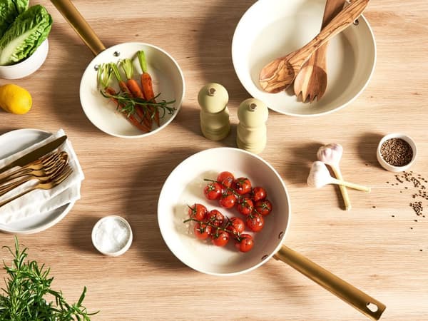 Sett med 3 Stekepanner Off-White Aluminium Keramisk Belegg Non-Stick med Håndtak i 3 Størrelser