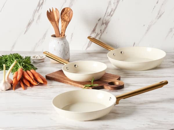 Sett med 3 Stekepanner Off-White Aluminium Keramisk Belegg Non-Stick med Håndtak i 3 Størrelser