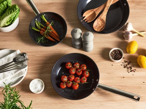 Sett med 3 Stekepanner Svart Aluminium Keramisk Belegg Non-Stick med Håndtak i 3 Størrelser