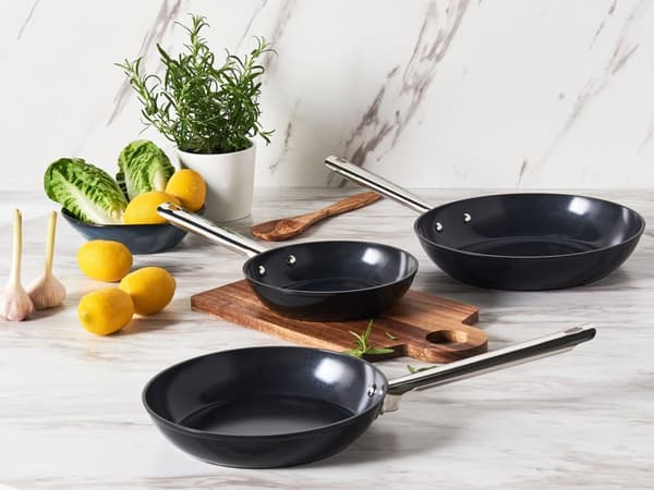 Sett med 3 Stekepanner Svart Aluminium Keramisk Belegg Non-Stick med Håndtak i 3 Størrelser