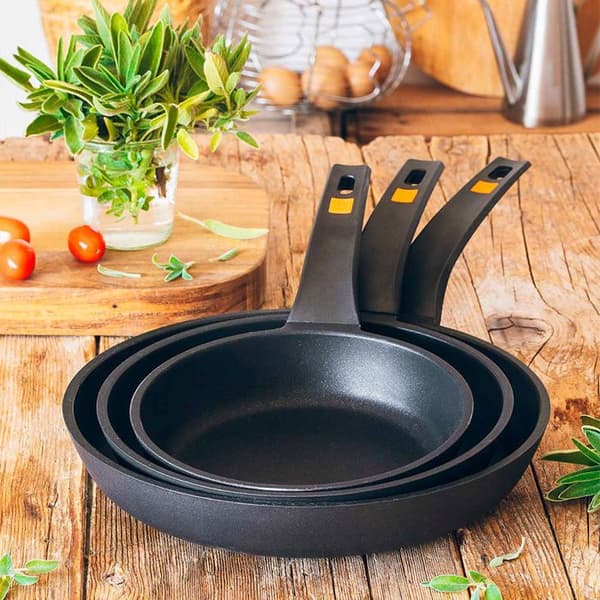 BRA Effektiv Set med 3 stekpannor i pressad aluminium Teflon Platinum Plus non-stick-beläggning 18/22/26 cm - A271240