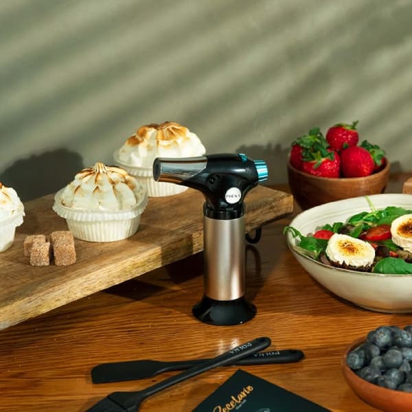 Cecotec Polka Flame-Cook 1000 Steel refillable kitchen torch with flame regulator that reaches up to 1300 degrees. Easy storage and brush, spatula an