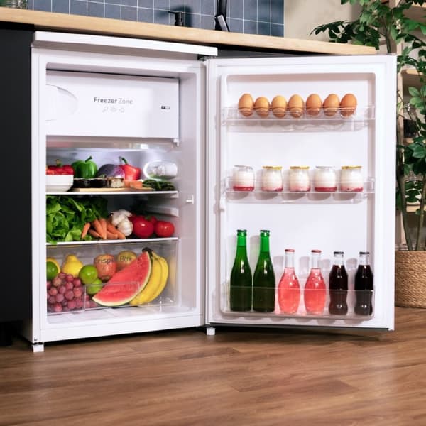 Cecotec White 107-litre capacity mini fridge, class E, adjustable temperature.
