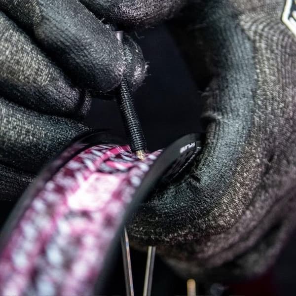 Tubeless installationssats - Muc-Off - Ultimate - 30 mm x 10 m - Svart/Rosa/Gul - Tillbehör ingår