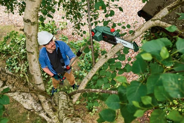 Bosch UniversalChainPole 18 -akkuoksasaha, 2,5 Ah akulla