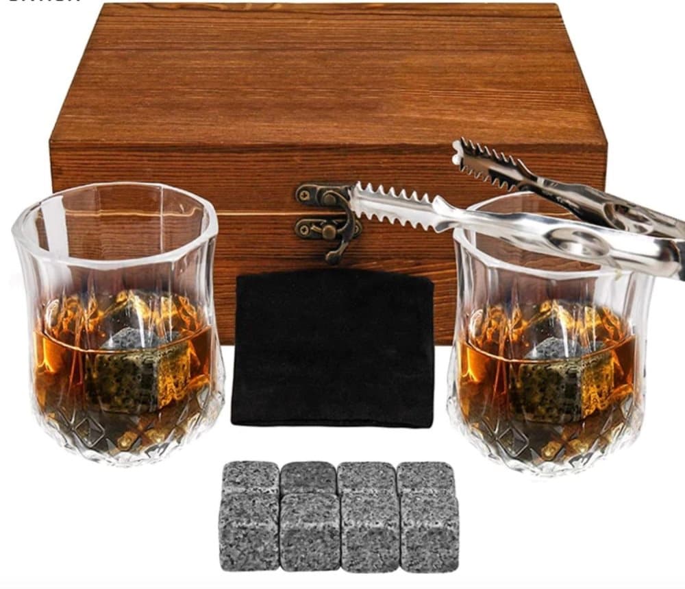 Whiskyset med glas, kylstenar, underlägg och tång