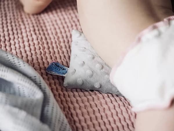 Cherrypad Minky kuumavesipullo harmaa kirsikkakivillä, luontoliuos