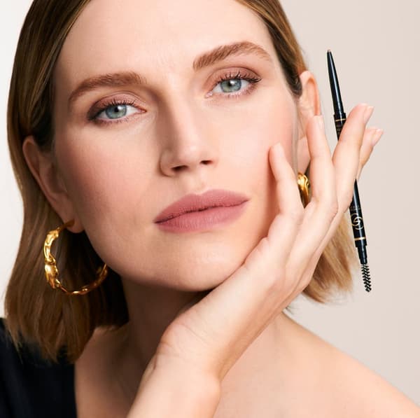 Oriflame Giordani Gold kaksipuolinen kulmakynä - vaaleanruskea 0,07 g