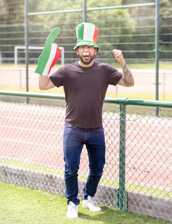 Aikuisen tekoviikset Italian väreissä.Size-One size