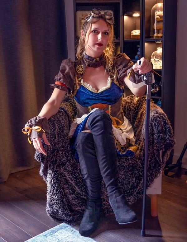 Retro-futuristisk steampunk-kostyme for kvinne
