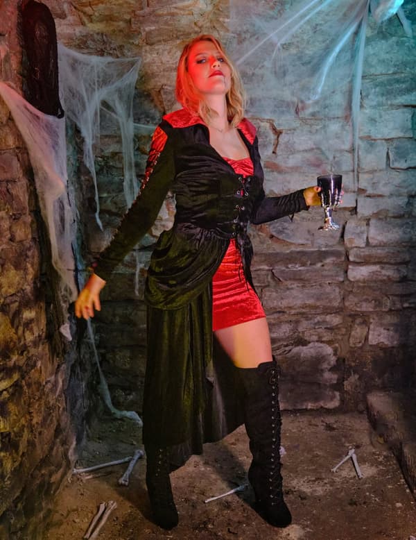 Vampyyrin punamusta naamiaisasu naiselle