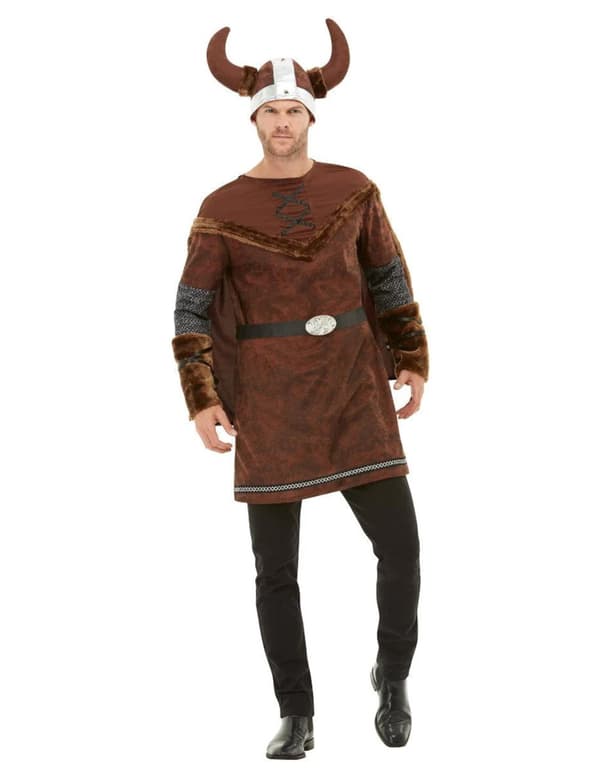 Forkledd mann i vikingbarbar-kostyme