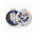 Miniatyrbild 3 av 3: Fågel och löv diptyk Punch needle broderi kit 15 cm - Flerfärgad