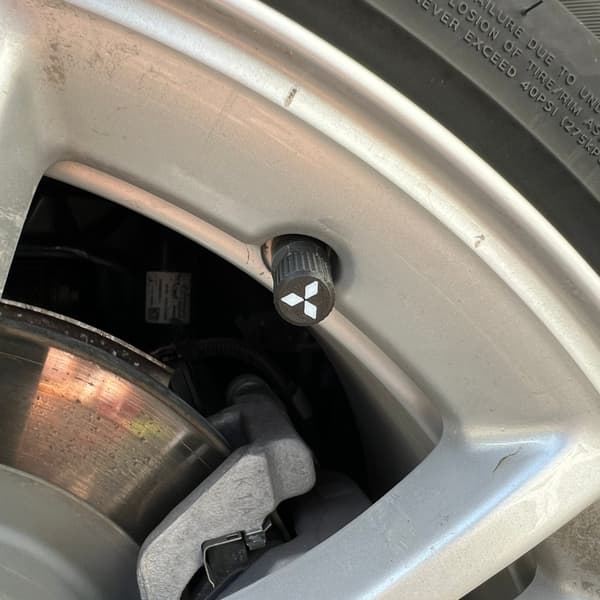 6x auton renkaiden venttiilikorkit Rengasvanteen varren suojukset Mitsubishi