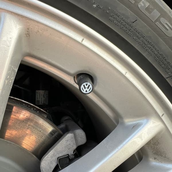 6x auton renkaiden venttiilikorkit Rengasvanteen varren suojukset Volkswagen VW