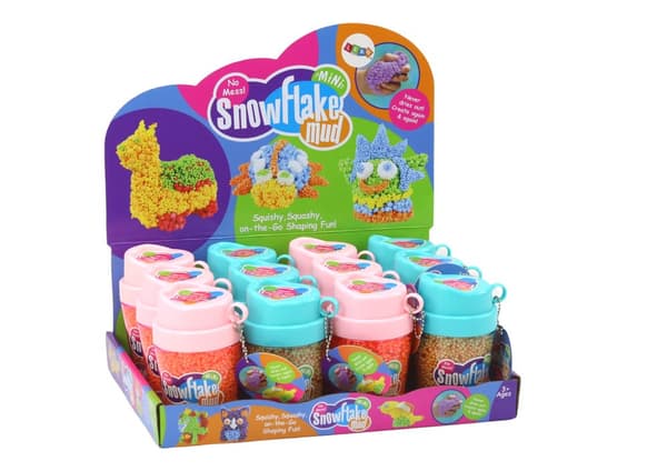 Sguishy Styrofoam-bolde i en gul kop
