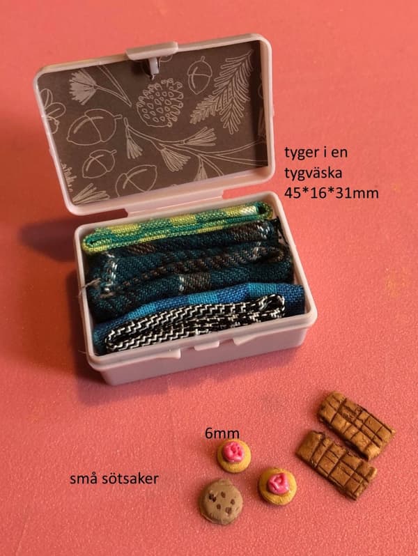 Miniatyrer till dockskåp tråd och tyger till tygaffär