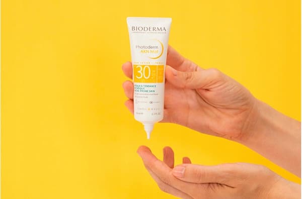 BIODERMA PHOTODERM AKN MAT SPF30 mattapintainen kasvovoide aurinkosuojaksi 40 ml