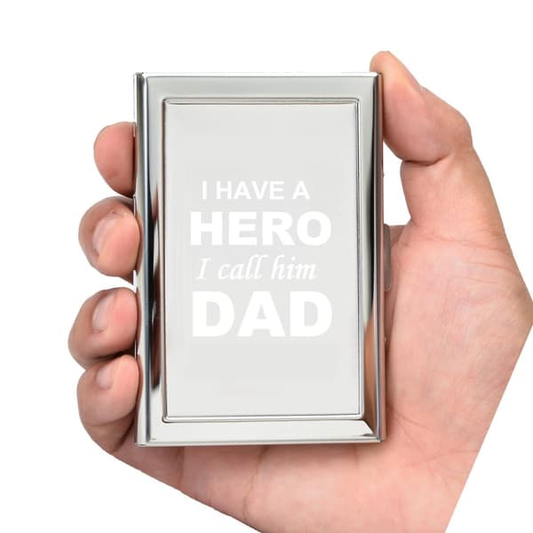 Farsdag I HAVE A HERO I call him DAD . Korthållare m Gravyr