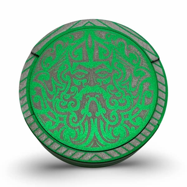 Snusdosa i grön aluminium med mönster nordisk viking