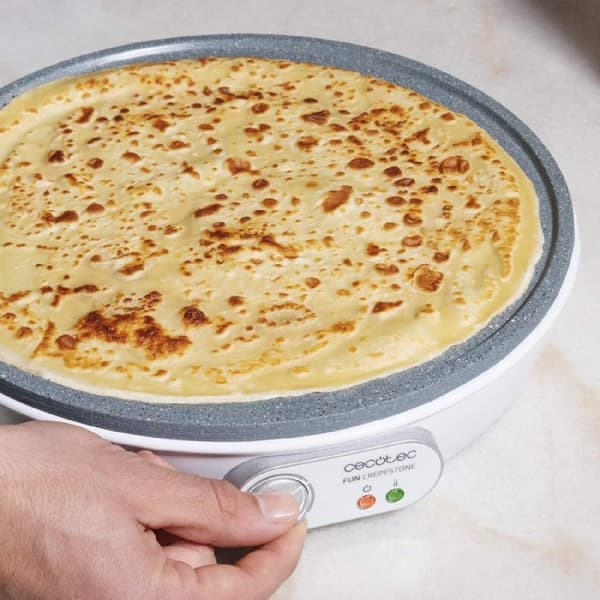 Cecotec Electric crepe maker, 1000 W, with RockStone coating and adjustable power.