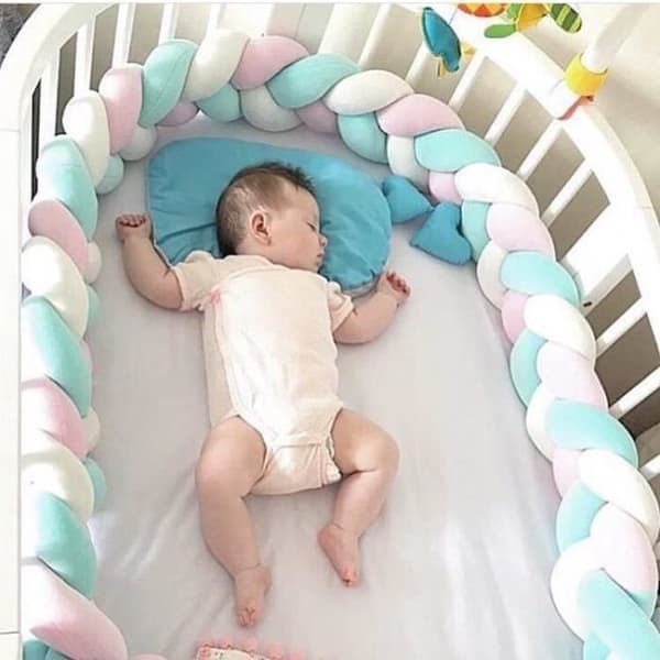 Sängkudde Snakeskin Kuddar Flätad bumpers Sammetsskydd för baby säkerhet 100% - För nyfödda säng Sömnsäkerhet (Grå)