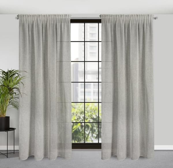 KLARGAVET GARDIN EMILIA PÅ TAPE 140 X 270 CM