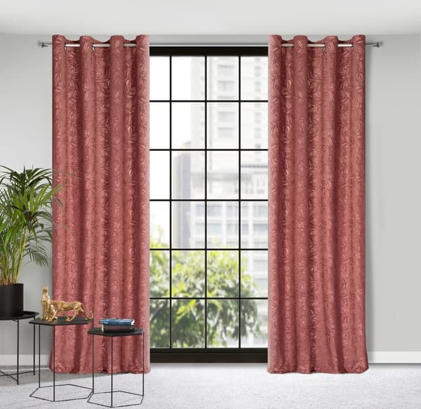 Gardin 140x250 Octavia, mørk pink, lavet af blødt fløjl med et præget bladmønster, klar med øjer Eurogardiner