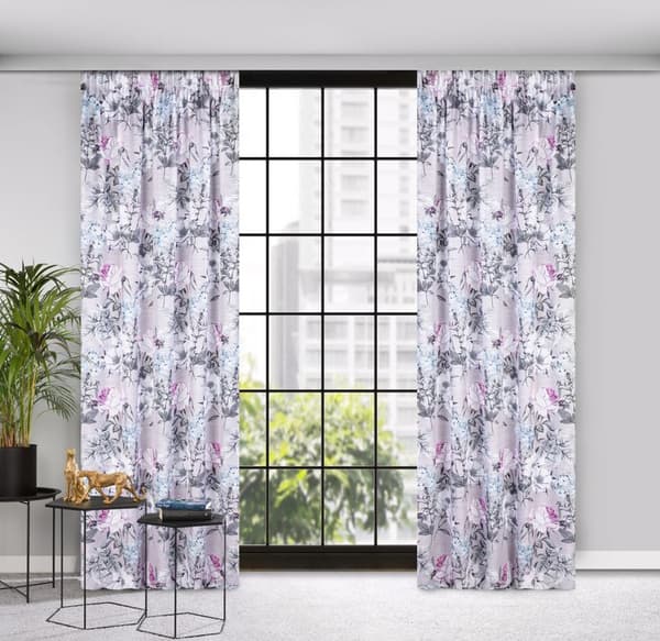 Verho 140x270 hunajabeige violetti, jossa kukkaprintti vaaleasta puoliläpinäkyvästä etamiinista, valmiina Eurofirany-nauhalle