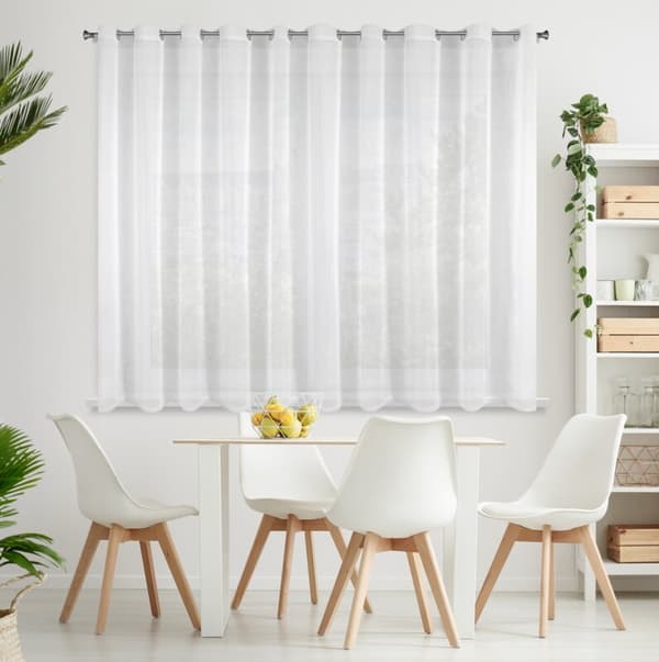 Gardin 300x160 Lucy vit, klar med Eurofirana-genomföringar