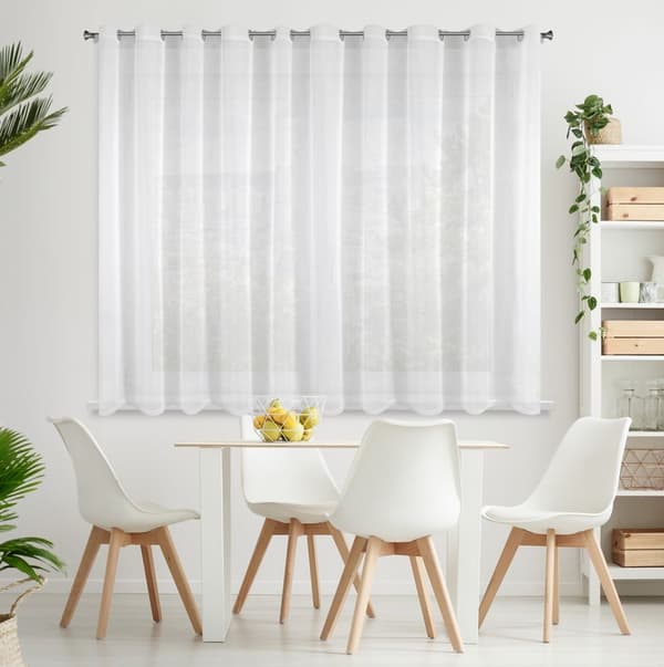 Gardin 300x160 Lucy vit, klar med Eurofirana-genomföringar