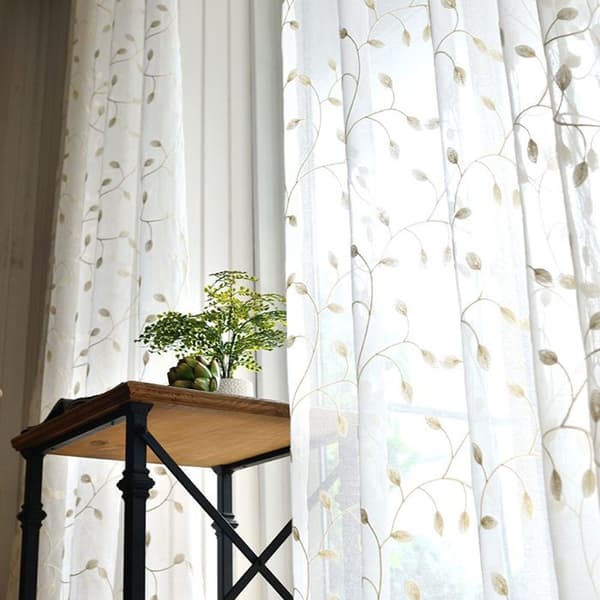 Set med 2 skira gardiner 140x240 cm broderat mönster, vit