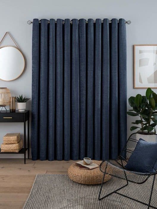 Gardin - dubbla gardiner Sleepdown Dubbla gardiner med öljetter i Chenille för sovrum och vardagsrum Marinblå 168 x 228 cm