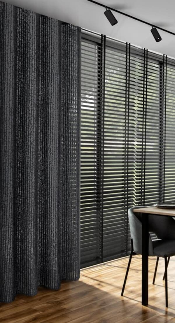 KLARGAVET GARDIN SELMA 135 X 250 CM SORT
