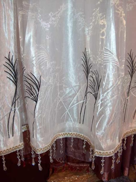 Elegant dubbellagersgardin med broderier och pärlor i vitt