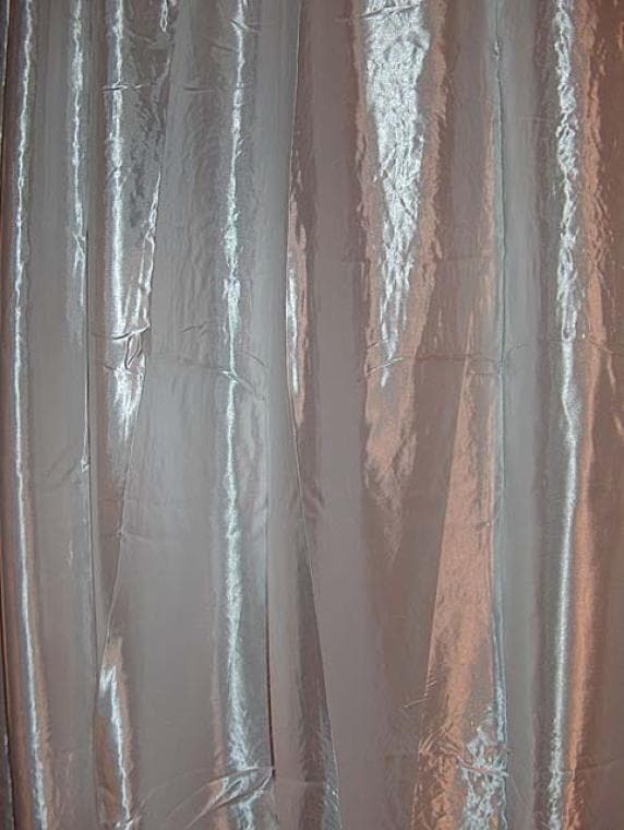 Elegant dubbellagersgardin med broderier och pärlor i vitt